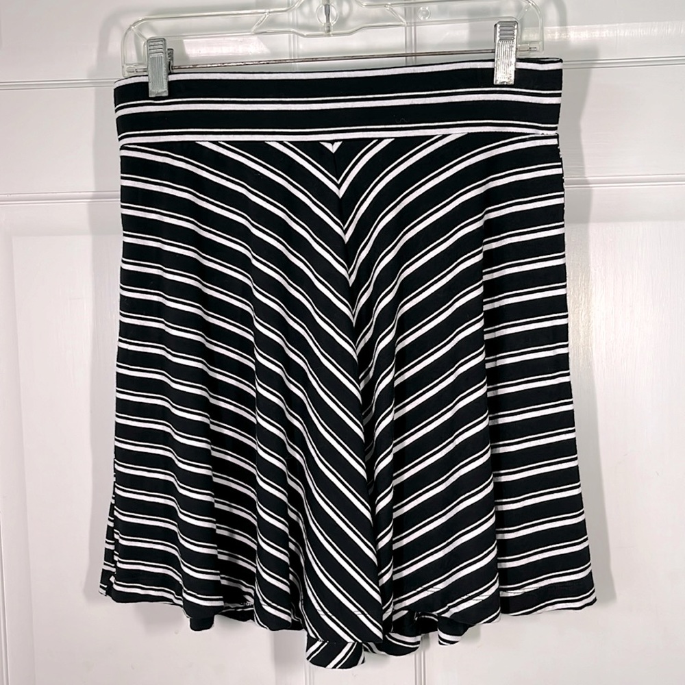 Adorable Athletic SKIRT Ann Taylor Petites Women’s SP Black White Striped